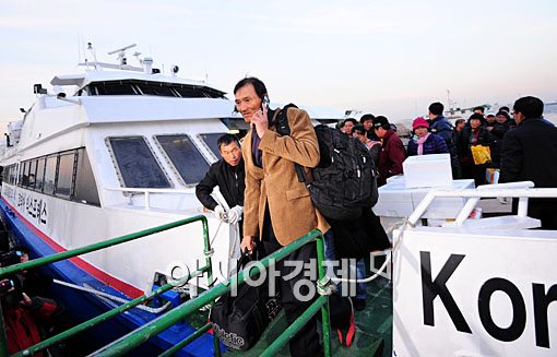 [연평포토] '급하게 배에서 내리는 연평도 주민들'