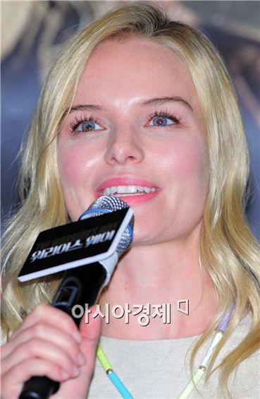 Hollywood actress Kate Bosworth speaks to reporters at a press screening for film "The Warrior's Way" held at the COEX Megabox theater in Seoul, South Korea on November 22, 2010. [Han Youn-jong/Asia Economic Daily]
