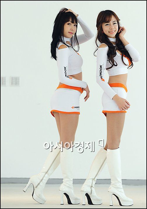 [포토]레이싱걸 김나나-조유나 '누가 최고 숨막히는 뒤태?'