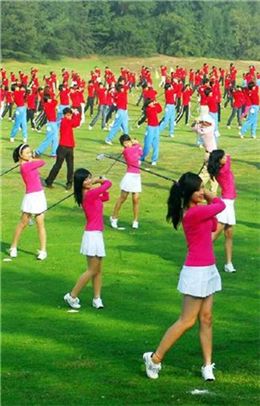  632명의 중국 대학생들이 동시에 골프레슨을 받고 있는 모습. 사진=골프매거진 제공

