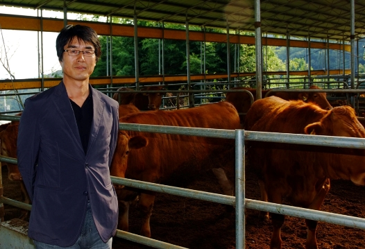 '씨알농장'의 김태종 대표가 충남 예산에 위치한 자신의 농장에서 포즈를 취하고 있다.