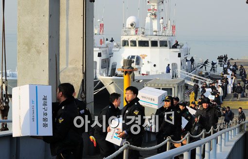 [연평포토] 구호물자 옮기는 해양경찰
