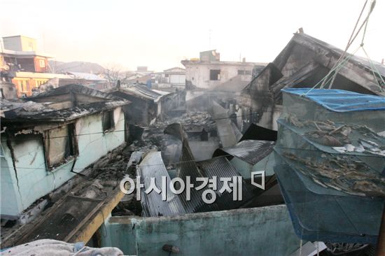 지난 23일 오후 북한군의 기습포격으로 연평도 일대 주택가가 피격돼 반파됐다. 사진제공=인천 옹진군청