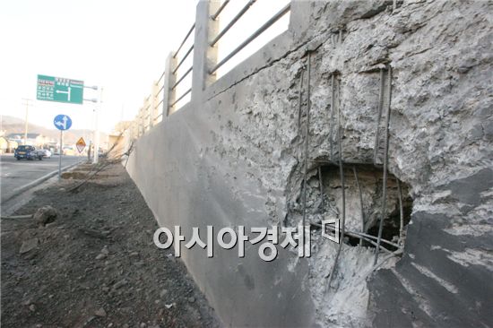 지난 23일 오후 북한군 포격으로 연평도 한 도로의 옹벽에 커다란 구멍이 생겼다. 사진제공=옹진군청