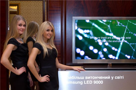 삼성전자는 3D와 스마트TV 판매 강화를 위해 세계각지에서 다양한 마케팅 활동 등을 펼치고 있다. 사진은 우크라이나에서 열린 자선마케팅에서 홍보모델들이 포즈를 취하고 있는 모습.