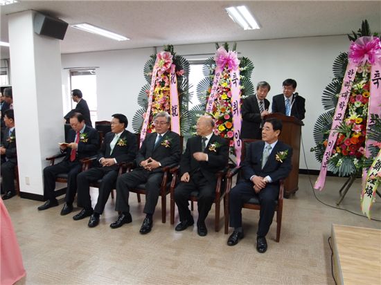 전임 장관들. 오른쪽부터 이정무 ,박윤흔, 김윤기, 추병직 전 장관
