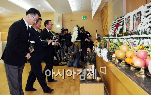 [연평포토]합동분향소 찾은 진보신당 국회의원들