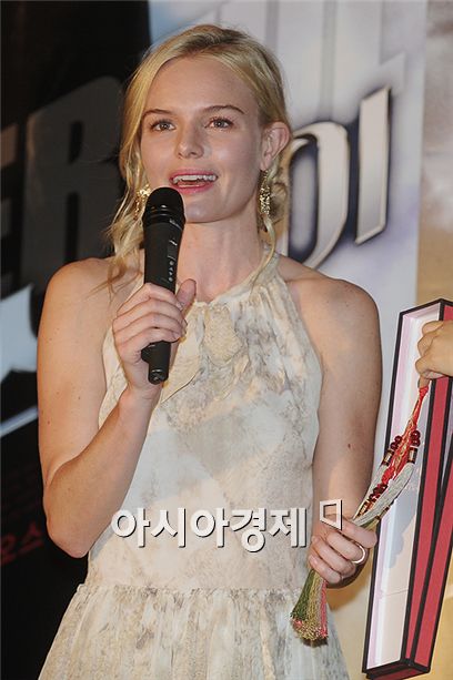 [PHOTO] Kate Bosworth receives gift at fan event