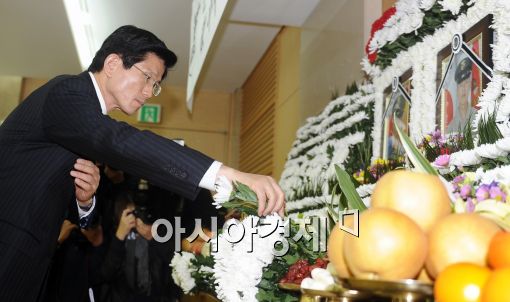 [연평도발]대권후보들 “정당화 안돼·강력히 대처해야”…분향소 조문 이어져