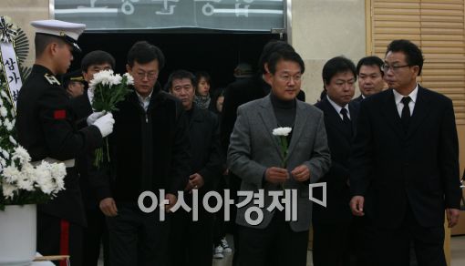 [연평포토]통합분향소 찾은 천안함 유족들