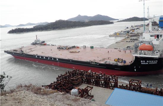 한진은 지난 24일 전남 신안중공업 조선소에서 중량물 전용선박인 '한진 파이오니어'호에 대한 진수 행사를 개최했다.

 