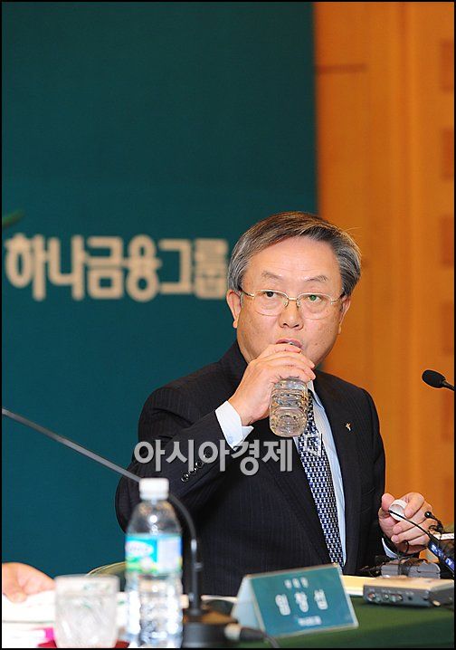 [포토]김종열 하나금융 사장 '긴장되는 순간'