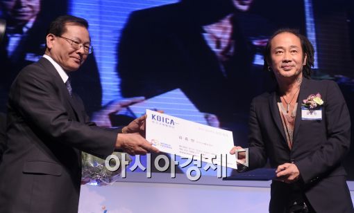 [포토]김중만, '국제개발협력의 날' 홍보대사로 위촉
