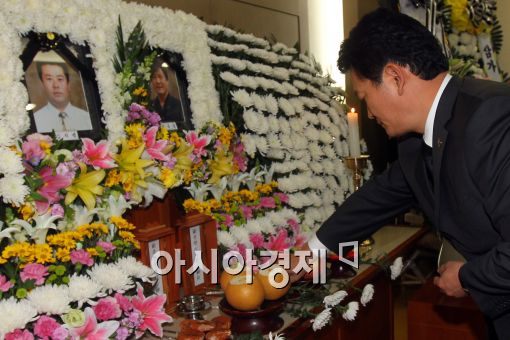 [포토]민간인 희생자 빈소 찾은 송영길 인천시장