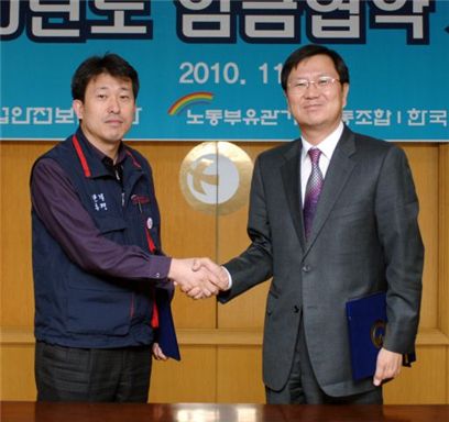 노민기 이사장(사진 오른쪽)과 김용선 위원장(사진 왼쪽)이 임금협약 체결 후 상생협력을 다짐하고 있다. 