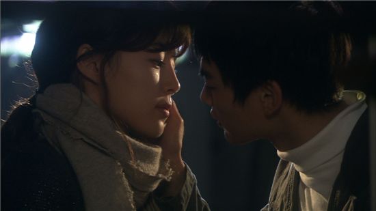 Kissing scene between actress Han Ji-hye and SHINee member Mino from "Pianist" [ZOOM]
