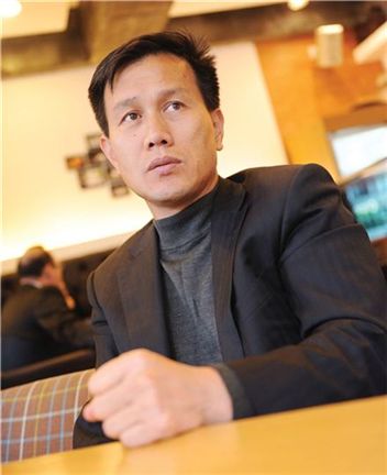 LG전자와 하청업체의 검은 거래를 제보한 정국정씨. 그는 영화와 같은 삶을 살고 있다. 11년 동안 복직투쟁을 벌였고, 지난 2월5일 고등법원으로부터 복직 판결을 받았다.
