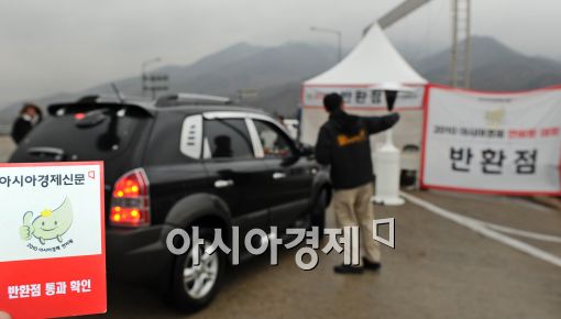 [포토]반환점 통과하는 선두권 차량들