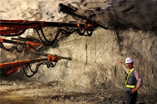 ◆싱가포르 주롱 유류비축기지 건설현장에서 김영 소장이 지하동굴 굴진공사 과정을 설명하고 있다. 이 동굴은 다시 폭 20m, 높이 27m로 다시 파내려가 마감공사를 한 후 원유를 저장하게 된다.