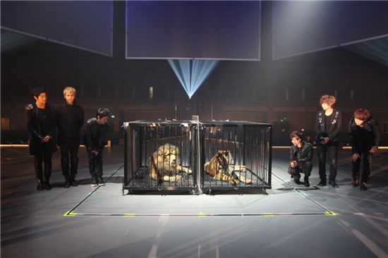 비스트, 초호화 일본공연 '헬기에 맹수까지 동원'