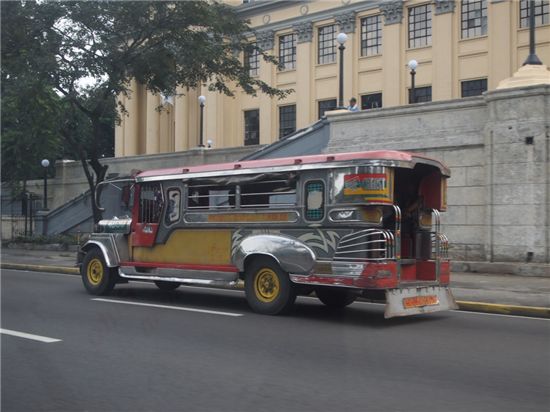필리핀의 대표적인 대중 교통 수단 '지프니(Jeepney). 제2차 세계대전 후 남겨진 미군용 지프를 개조해 만든 차량으로 뒷부분에 좌석을 늘리고 외부를 화려한 색으로 치장한 것이 특징이다. 오늘날 필리핀 문화의 상징물로 여겨진다.