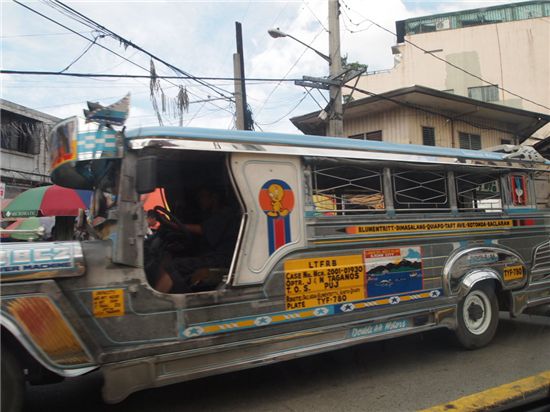 필리핀의 대표적인 대중 교통 수단 '지프니(Jeepney).
