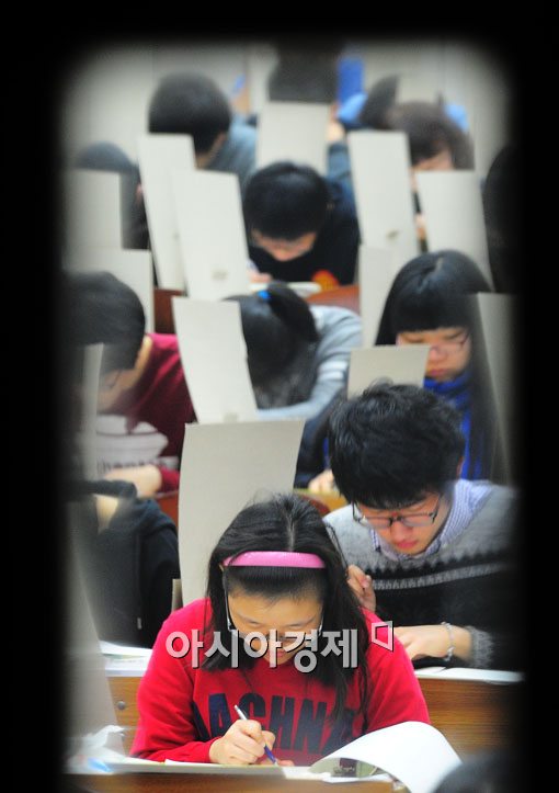 [포토] 논술고사 보는 수험생들
