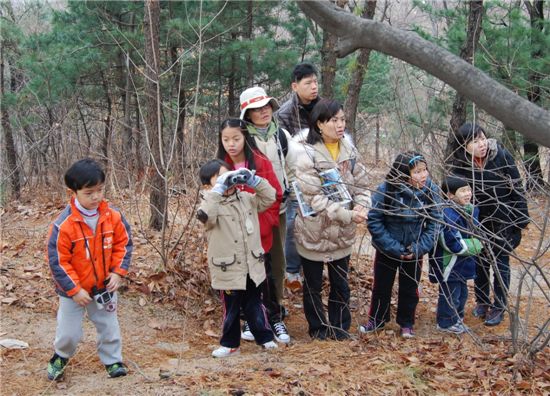 성북구가 북한산 성북생태체험관 12월 프로그램 참가자를 모집한다. 사진은 지난해 북한산 생태숲에서 조류 관찰을 하고 있는 가족들의 모습.
