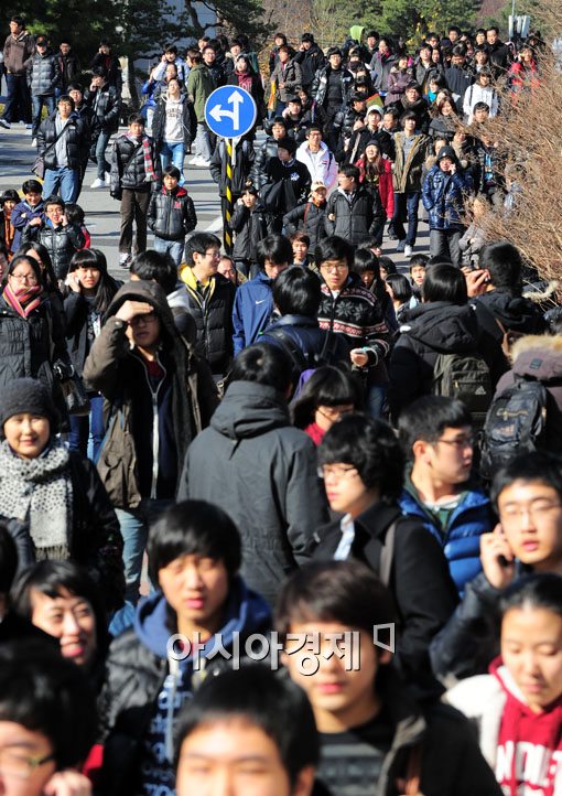 [포토] '논술고사 마친 수험생들'