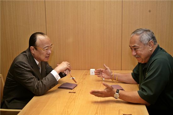 김승연 한화회장, 미 하원 아·태 소위원장과 면담