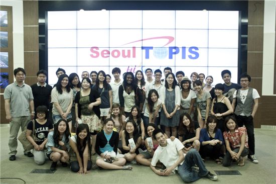 서울시 글로벌인턴이 남산교통정보시스템(TOPIS)을 체험하는 모습 