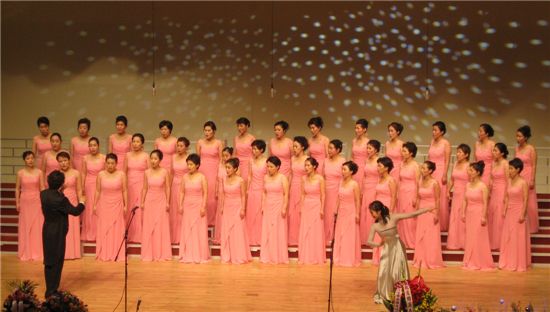 도봉구립여성합창단이 자유곡 ‘청산별곡’을 부르고 있다.	
