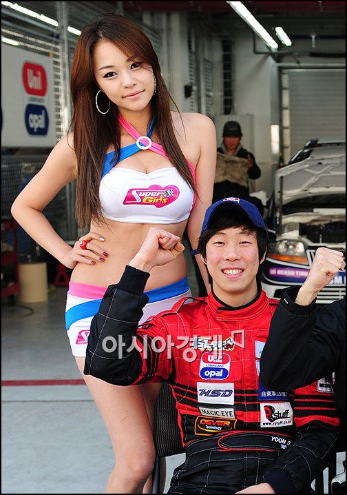 [포토]레이싱걸 정서연, 슈퍼레이스 선수들과 함께