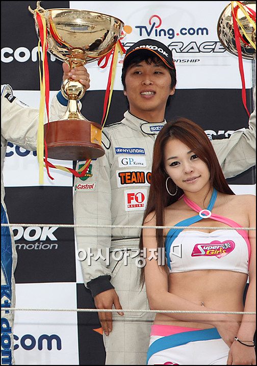 [포토]슈퍼레이스 시상식 달구는 레이싱걸 정서연