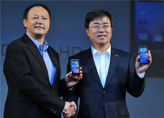 '디자이어 HD'를 선보이는 피터 초우 HTC 대표와 표현명 KT 고객사업부문 사장(왼쪽부터)