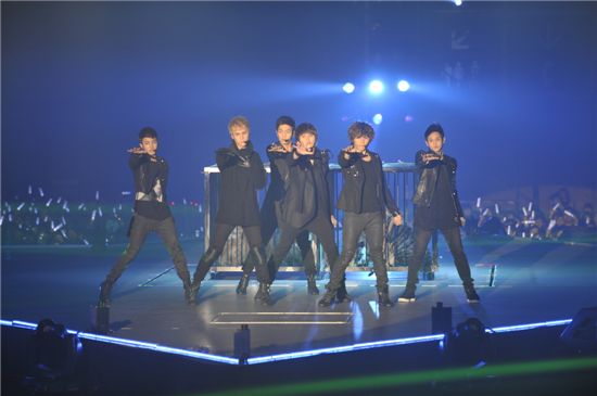 BEAST performing at their showcase in Japan at Tokyo Big Sight on November 27. [Cube Entertainment]
