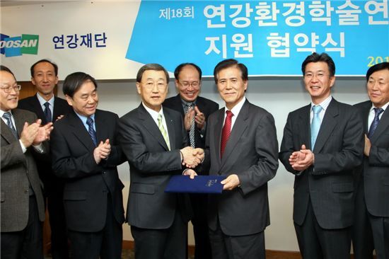 지난달 28일 박용현 연강재단 이사장(왼쪽에서 3번재)은 서울과학기술대학교에 연강환경학술연구비를 지원했다.