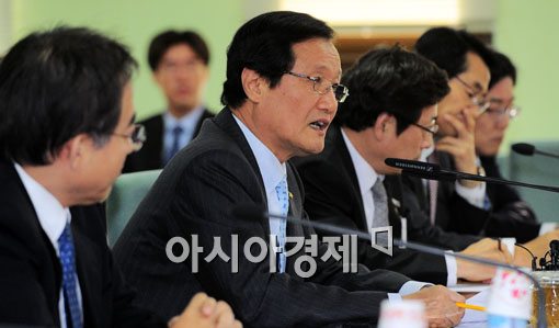 [포토] 연평도 관련 발언하는 윤증현 장관