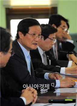 [포토] 윤증현, '한국경제 무리 없이 성장중'