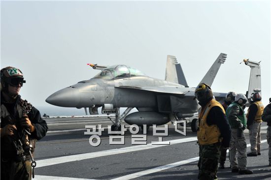 F-35와  F-18수퍼호넷, 타이푼 일본 상공서 공중전