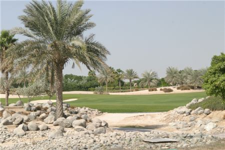  두바이 알바디아골프장의 페어웨이는 관리가 잘 돼 자연산 카펫 위에서 골프를 치는 듯하다.