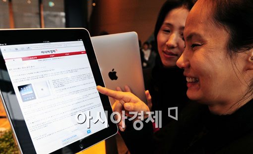 [포토] '아이패드 출시 뉴스 확인하는 구매자들~'