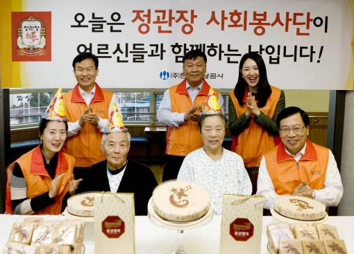김용철 한국인삼공사 사장(오른쪽 아래 첫 번째)과 직원들이 30일 서울시립동부노인전문요양센터에서 어르신을 모시고 생신잔치를 하고 있다.