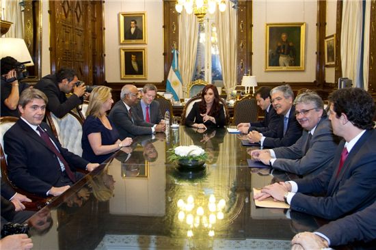 크리스티나 페르난데스 아르헨티나 대통령(가운데)과 마리아노 리칼데 아르헨티나항공 회장(오른쪽 네번째), 마리 조세프 말레 스카이팀 경영이사(왼쪽 세번째)등이 참석한 가운데 환담을 나누고 있는 모습.