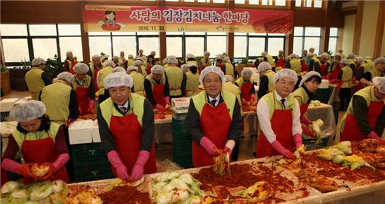 ◆이지송 LH 사장(앞줄 가운데)과 경영진, 나눔봉사단원 등이 30일 성남시 분당구 정자동 소재 LH 본사 사옥에서 개최된 '사랑나눔 행복채움 한마당' 행사에서 김장김치를 담그고 있다.
