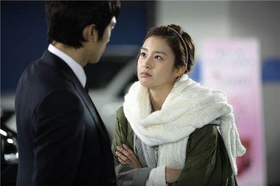 Korean actor Song Seung-hun (left) and actress Kim Tae-hee (right) on the set of upcoming drama "My Princess" [MBC]