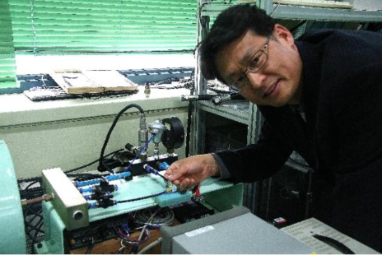 한국기계연구원 윤소남 박사가 새로 개발된 곡물 선별기용 압전밸브의 내구성을 실험하고 있다.