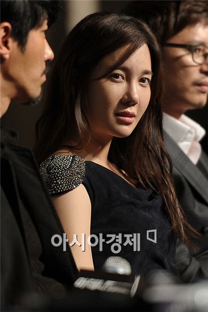 Actress E Ji-ah takes part in the press conference for upcoming SBS TV series "Athena" held at the Sheraton Walker Hill Hotel in Seoul, South Korea on November 30, 2010. [Lee Ki-bum/Asia Economic Daily]
