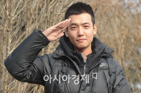Choung Kyung-ho salutes fans and reporters ahead of entering the military at the 306th draft in the city of Uijeongbu in the Gyeonggi Province on November 30, 2010. [Choi June-yong/Asia Economic Daily]