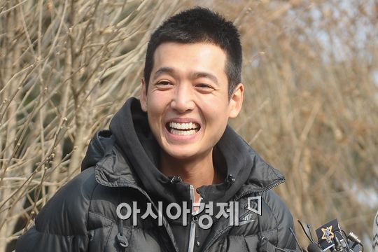 [PHOTO] Choung Kyung-ho smiles ahead of entering military